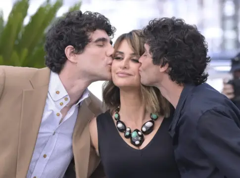 Los Javis, Javier Calvo y Javier Ambrosi, y la actriz Penélope Cruz durante el photocall de la película La bola Negra en Cannes Los Javis, Javier Calvo y Javier Ambrosi, y la actriz Penélope Cruz durante el photocall de la película La bola negra en Cannes