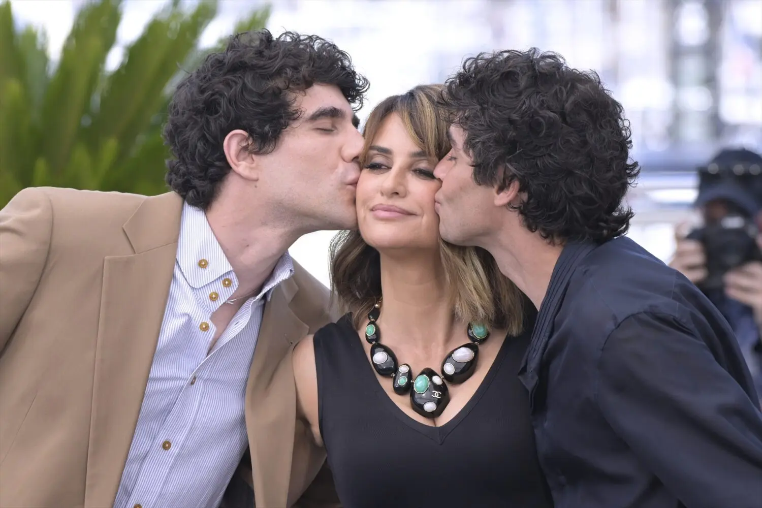 Los Javis, Javier Calvo y Javier Ambrosi, y la actriz Penélope Cruz durante el photocall de la película La bola Negra en Cannes Los Javis, Javier Calvo y Javier Ambrosi, y la actriz Penélope Cruz durante el photocall de la película La bola negra en Cannes