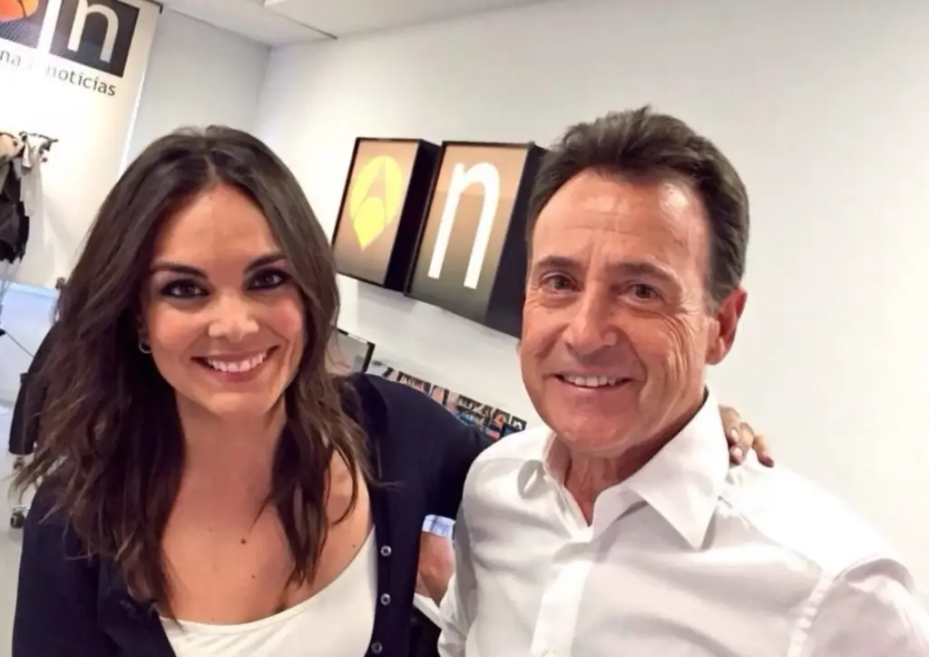Mónica Carrillo celebra su 'matrimonio televisivo' con Matías Prats en Antena 3: "Esta pareja ha cumplido mayoría de edad" 1 Matías Prats y Mónica Carrillo