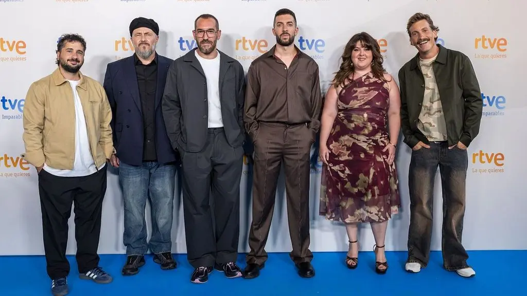 La Revuelta cambia de casa otra vez y Broncano siembra el "miedo político" en sus compañeros 2 Miembros del equipo de La Revuelta en la presentación de la tercera temporada en La 1 de RTVE