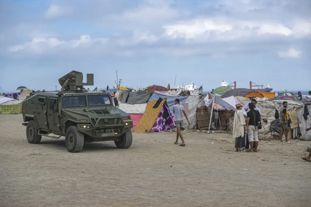 Lo que es mentira y lo que es verdad sobre la crisis de Ceuta, explicado punto por punto y bulo por bulo 3 Militares patrullan el asentamiento de migrantes en la playa El Trampolín, a 14 de septiembre de 2026, en Ceuta