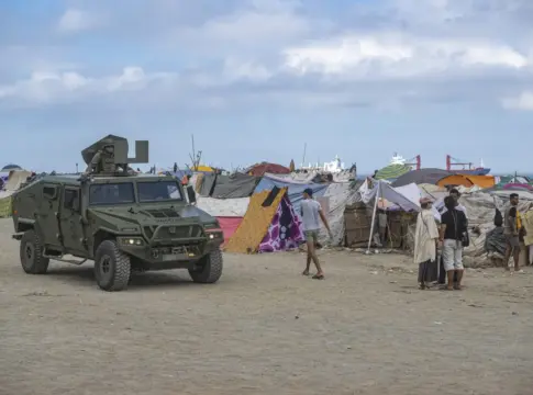 Militares patrullan el asentamiento de migrantes en la playa El Trampolín, a 14 de septiembre de 2026, en Ceuta Militares patrullan el asentamiento de migrantes en la playa El Trampolín, a 14 de septiembre de 2026, en Ceuta