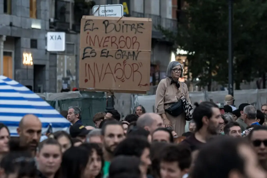 Numerosas personas pasan la segunda noche acampados en tiendas de campaña para exigir la aprobación de un decreto sobre vivienda Numerosas personas pasan la segunda noche acampados en tiendas de campaña para exigir la aprobación de un decreto sobre vivienda