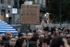 Numerosas personas pasan la segunda noche acampados en tiendas de campaña para exigir la aprobación de un decreto sobre vivienda