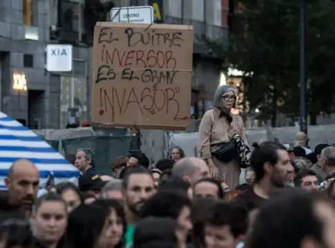 Numerosas personas pasan la segunda noche acampados en tiendas de campaña para exigir la aprobación de un decreto sobre vivienda Numerosas personas pasan la segunda noche acampados en tiendas de campaña para exigir la aprobación de un decreto sobre vivienda
