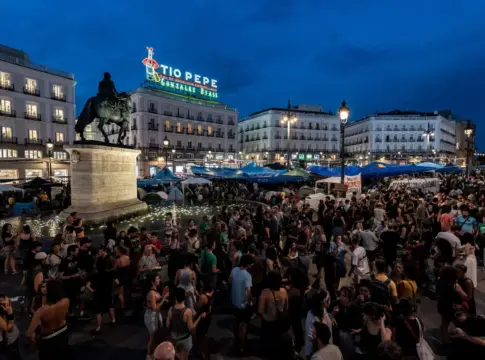 Numerosas personas pasan la segunda noche acampados en tiendas de campaña para exigir la aprobación de un decreto sobre vivienda, en la Puerta del Sol Numerosas personas pasan la segunda noche acampados en tiendas de campaña para exigir la aprobación de un decreto sobre vivienda, en la Puerta del Sol