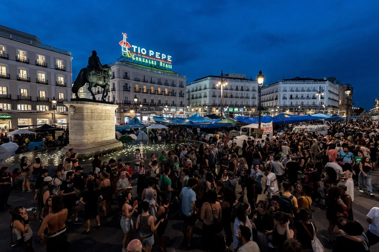 Numerosas personas pasan la segunda noche acampados en tiendas de campaña para exigir la aprobación de un decreto sobre vivienda, en la Puerta del Sol Numerosas personas pasan la segunda noche acampados en tiendas de campaña para exigir la aprobación de un decreto sobre vivienda, en la Puerta del Sol