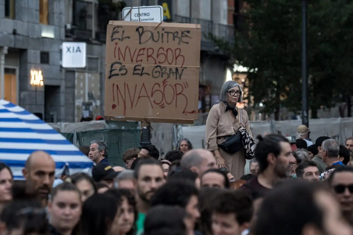 Numerosas personas pasan la segunda noche acampados en tiendas de campaña para exigir la aprobación de un decreto sobre vivienda Numerosas personas pasan la segunda noche acampados en tiendas de campaña para exigir la aprobación de un decreto sobre vivienda