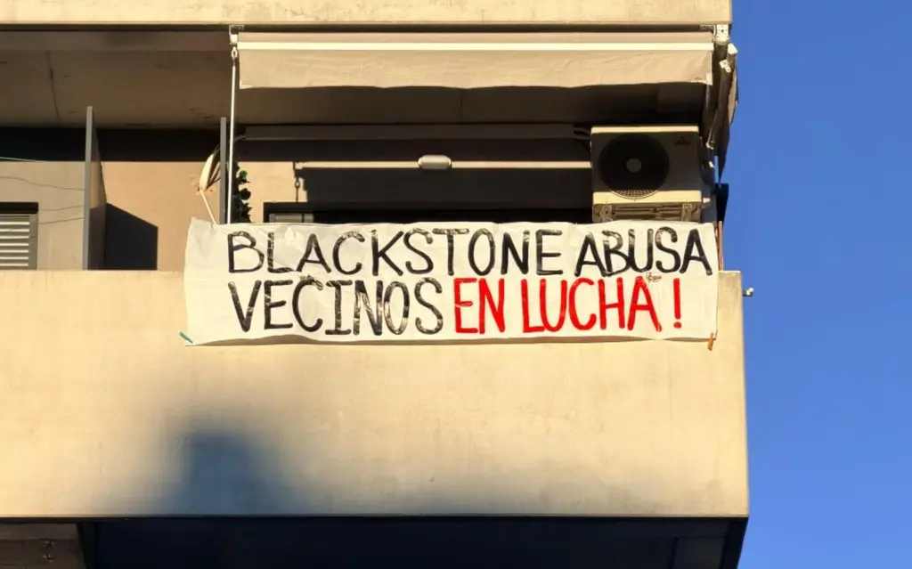 "Paga 6.000 euros y vete": el desahucio de Maricarmen por un fondo buitre es solo uno de los múltiples que amenazan a cientos de familias en Madrid 3 Pancarta contra el fondo buitre Blackstone