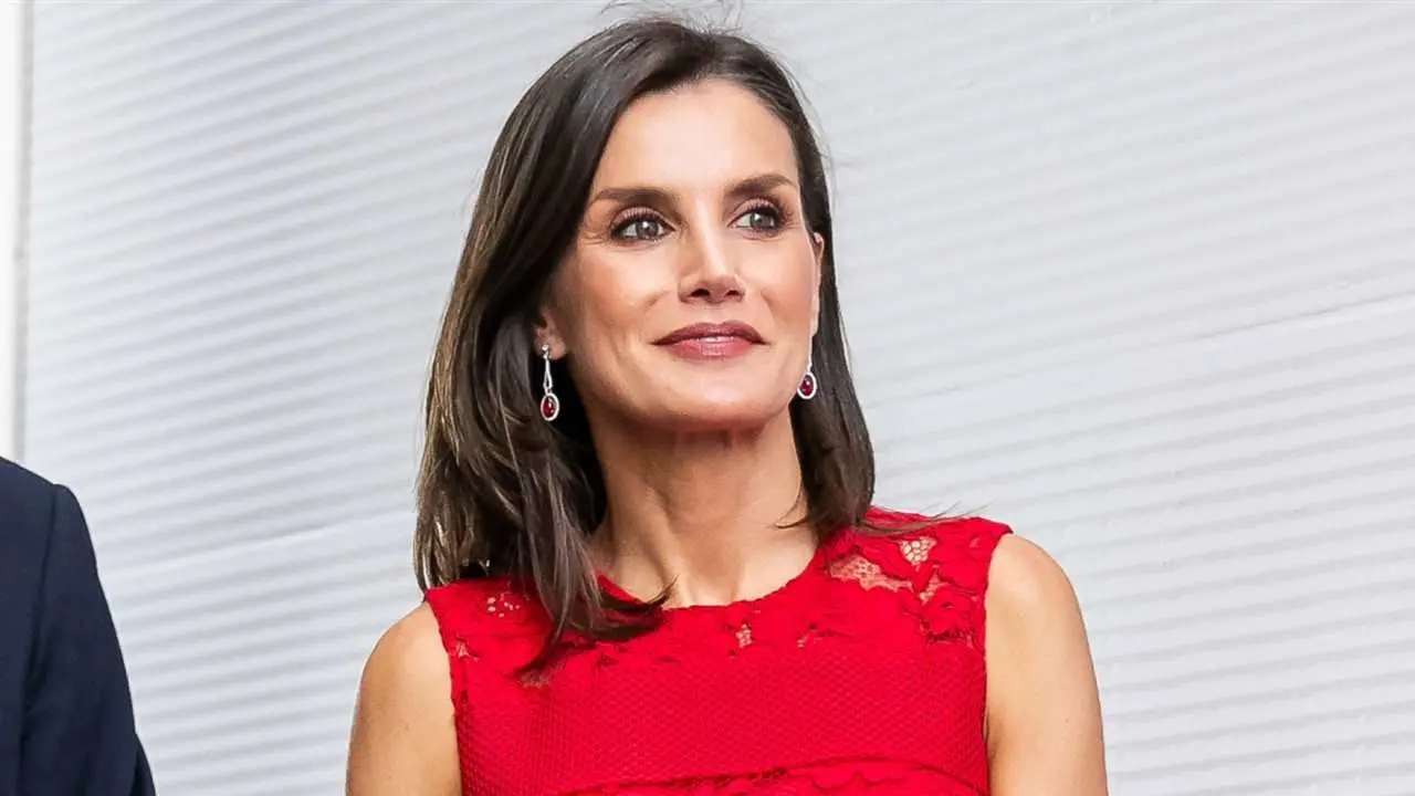 El gesto de la Reina Letizia tras las cámaras que deja en evidencia su verdadera relación con la Infanta Sofía El gesto de la Reina Letizia tras las cámaras que deja en evidencia su verdadera relación con la Infanta Sofía