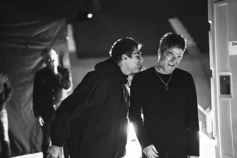 Oasis calienta su gira 2027: teaser en Slane Castle y rumores de 12 noches en Manchester