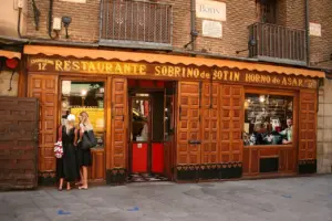 Ni París ni Roma: el restaurante más antiguo del mundo está en Madrid, y su récord Guinness esconde una leyenda que nadie desmiente