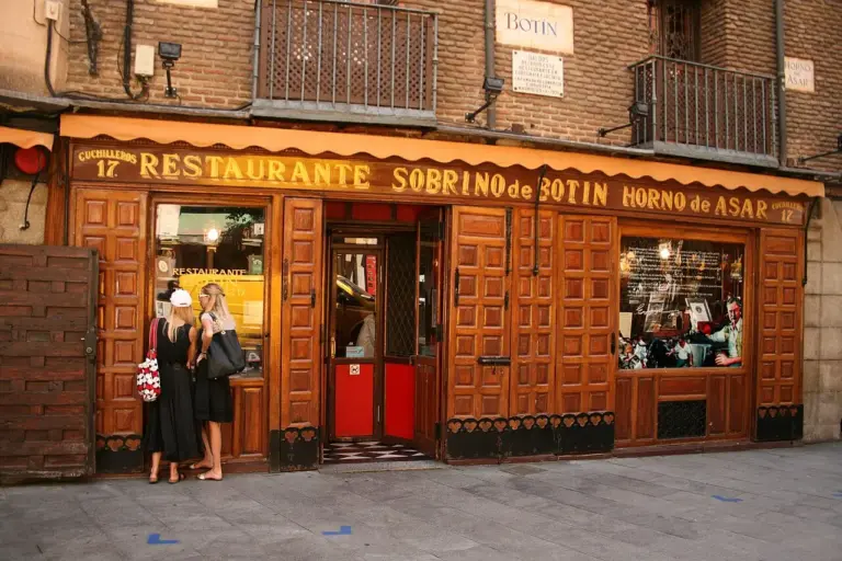 Ni París ni Roma: el restaurante más antiguo del mundo está en Madrid, y su récord Guinness esconde una leyenda que nadie desmiente