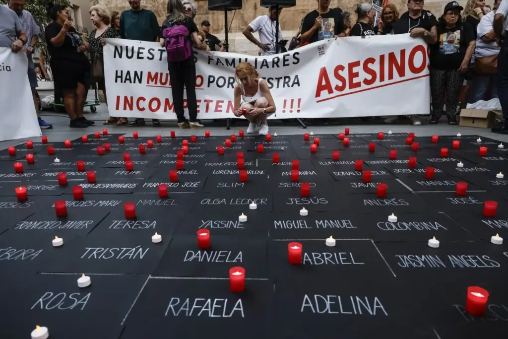 España no está preparada para otra DANA: alertas defectuosas, obras sin ejecutar y un territorio que sigue expuesto 2 Un grupo de personas durante una concentración por la dana, en la plaza Manises, a 29 de julio de 2026, en Valencia