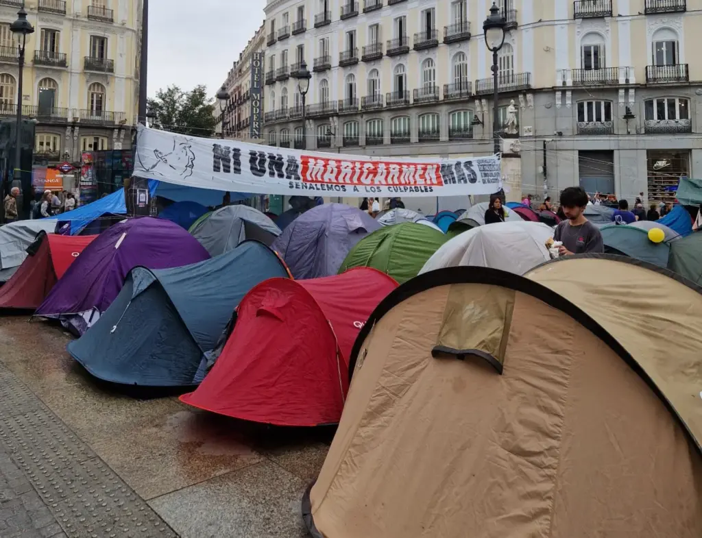 Una pancarta del Sindicato de Inquilinas e Inquilinos sobre Maricarmen en la Puerta del Sol