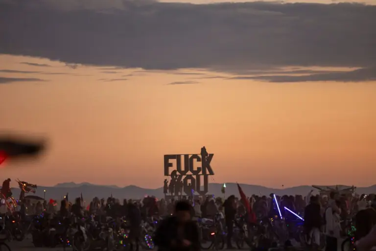 Burning Man pierde a la Gen Z y los datos de asistencia encienden las alarmas