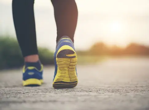 cerrar-en-zapatillas-de-correr-fitness-mujeres-en-entrenamiento-y-correr