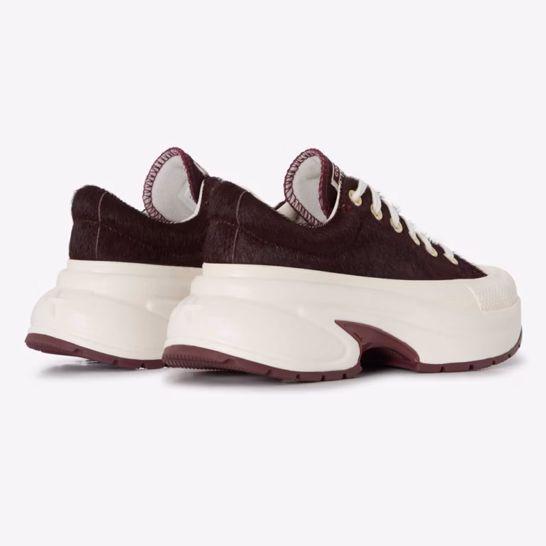 Converse lanza las Run Star Crush Pony Hair en color vino: la zapatilla 'old money' que arrasa este otoño