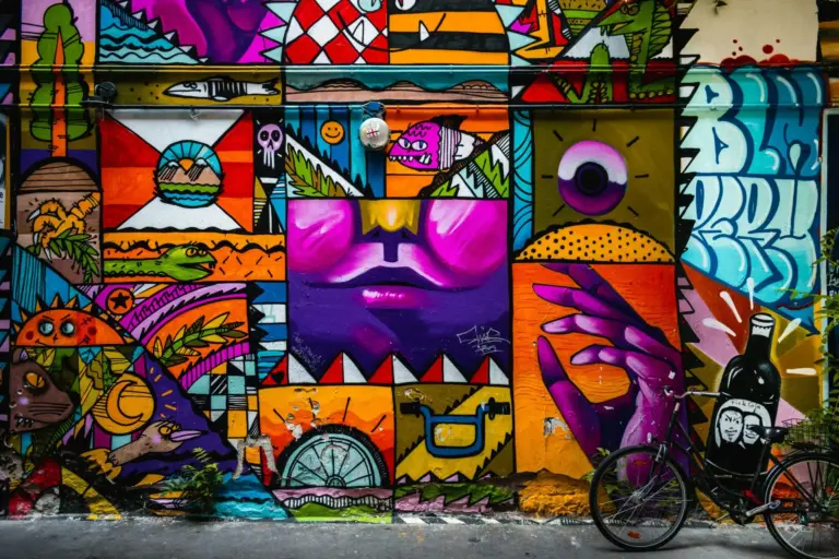 María Die convierte Guadix en un museo al aire libre con un grafiti inspirado en la película 'Karmele'