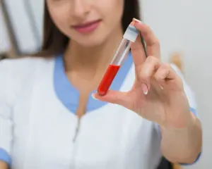 Detectan ELA años antes de los síntomas: el análisis de sangre que revoluciona el diagnóstico y ya está disponible en España