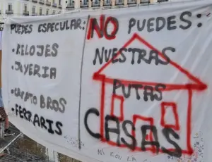 Una pancarta en la acampada de Sol por el decreto de vivienda, a lunes 28 de septiembre de 2026
