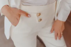 pantalón blanco en otoño