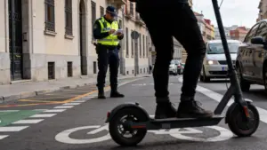 ¿Se puede llevar el patinete apagado por la acera? Las normas de la DGT que aplican los ayuntamientos