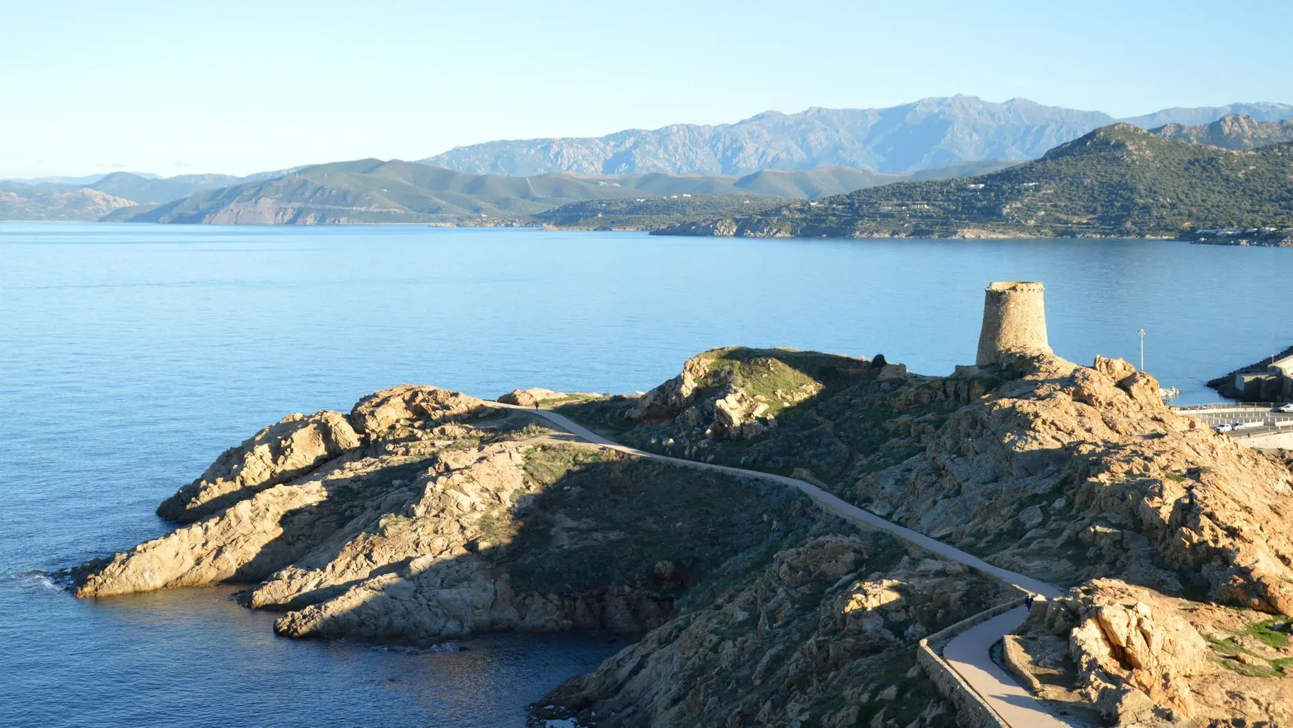 Vista escénica de la torre genovesa y la costa rocosa en L'Île-Rousse, Córcega.