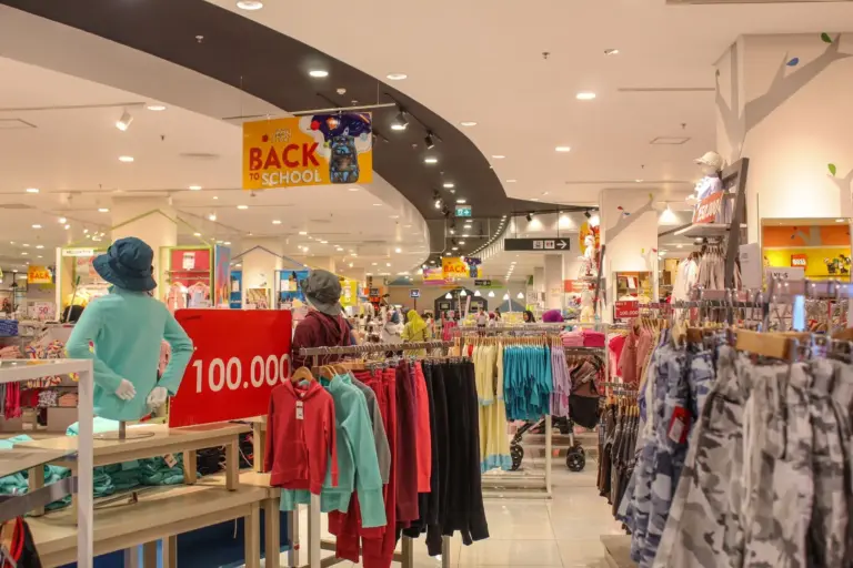 El outlet 'secreto' a las afueras de Madrid donde encontrar ropa de marca tirada de precio para la vuelta al trabajo