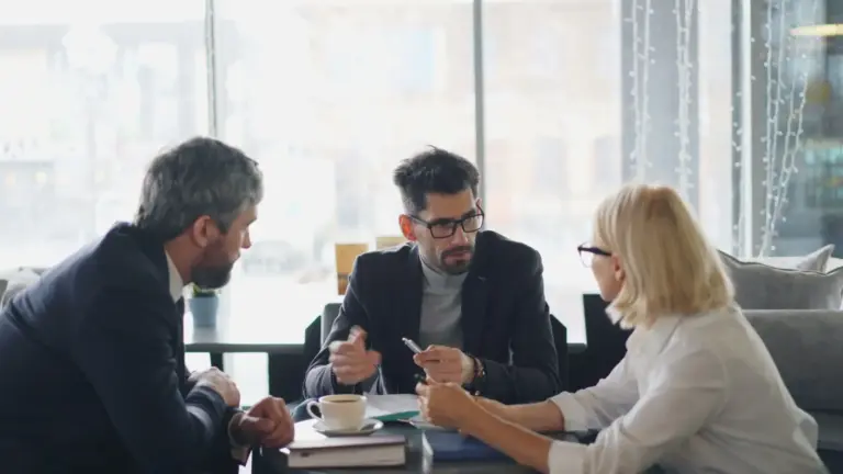 Un coach explica qué hacer cuando te interrumpen al hablar en una reunión (sin subir la voz)