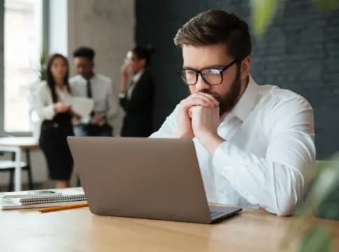 Si usas WhatsApp Web en la oficina debes cambiar este ajuste urgente para evitar que lean tus chats Si usas WhatsApp Web en la oficina debes cambiar este ajuste urgente para evitar que lean tus chats