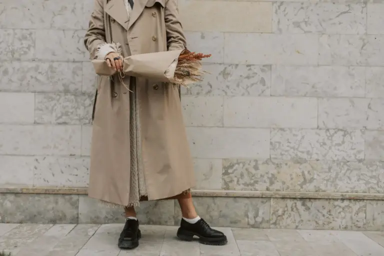 El trench de algodón de Mango (69,99 €) que se agotará antes del Black Friday: tu prenda del entretiempo