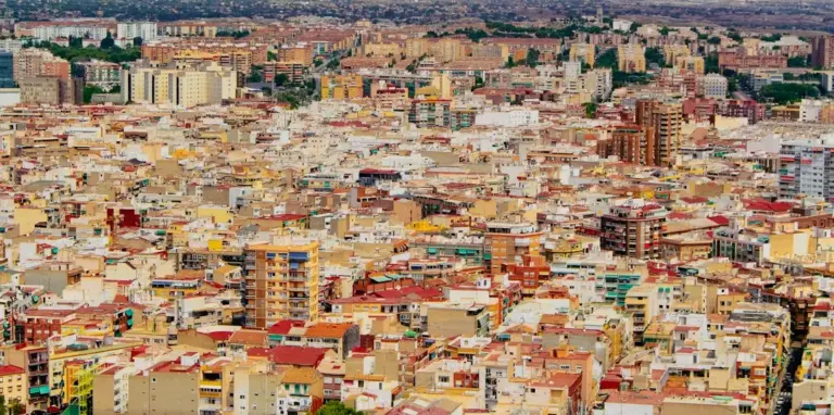 Repostar hoy en España roza los 2 euros el litro: las estaciones de servicio más baratas y más caras para llenar el depósito