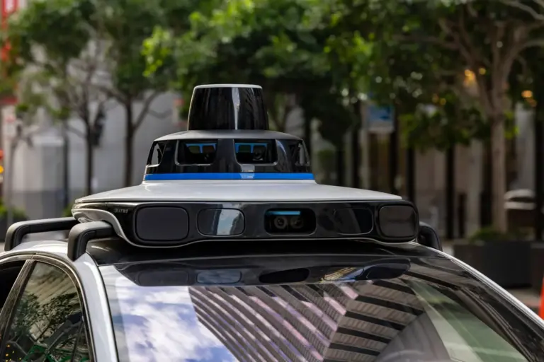 Waymo detecta un arma en su robotaxi, avisa a la policía y enciende el debate de la vigilancia y la privacidad