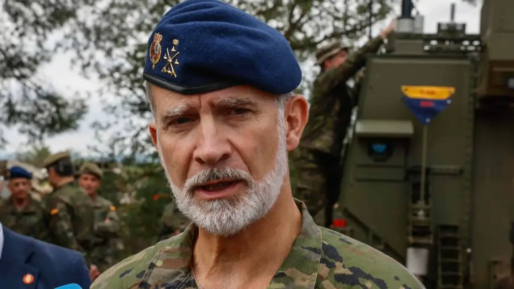 Felipe VI y Letizia cancelan su agenda tras la tragedia de Toledo y una experta revela lo que realmente hay detrás 2 "Está conteniendo las lágrimas": Felipe VI destrozado por la tragedia de Toledo y el motivo por el que vestía el uniforme militar