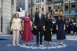 "¿Por qué te inventas el nombre?": La reina Letizia desconcierta a un periodista en directo con una pregunta inesperada sobre su compañera