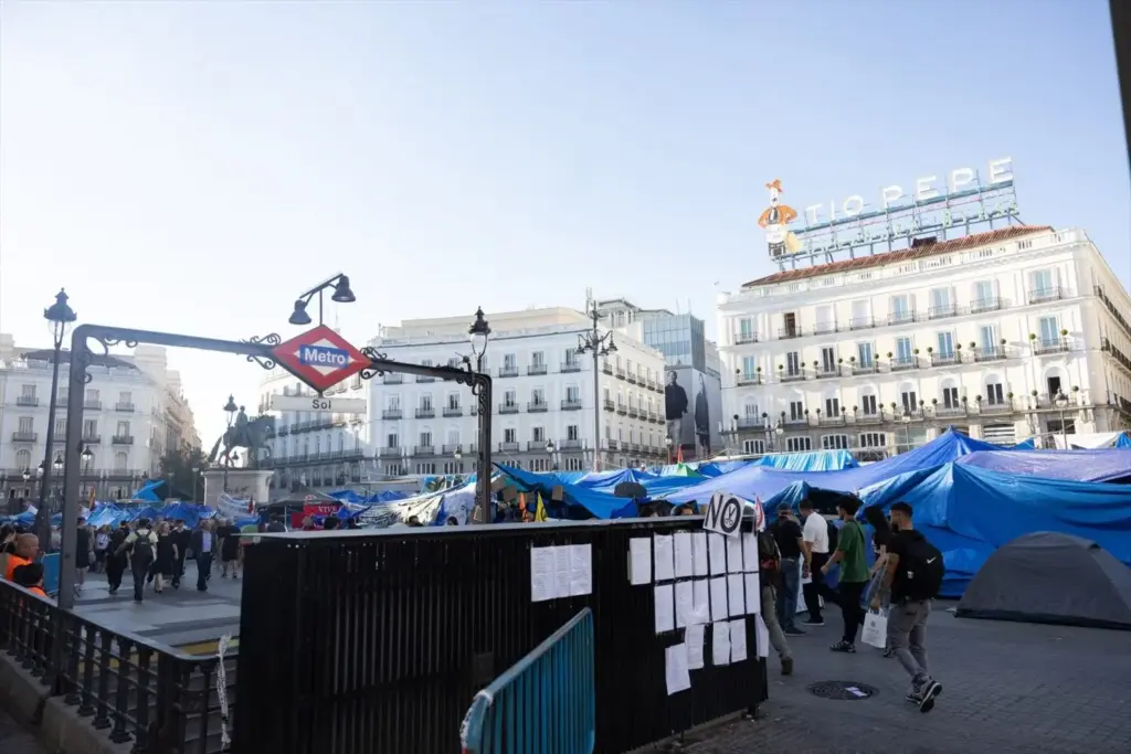 La acampada de Sol genera otro conflicto entre Comunidad de Madrid y Gobierno con Metro y Renfe como armas arrojadizas 2 Acampada por la vivienda, en la Puerta del Sol, a 15 de octubre de 2026, en Madrid