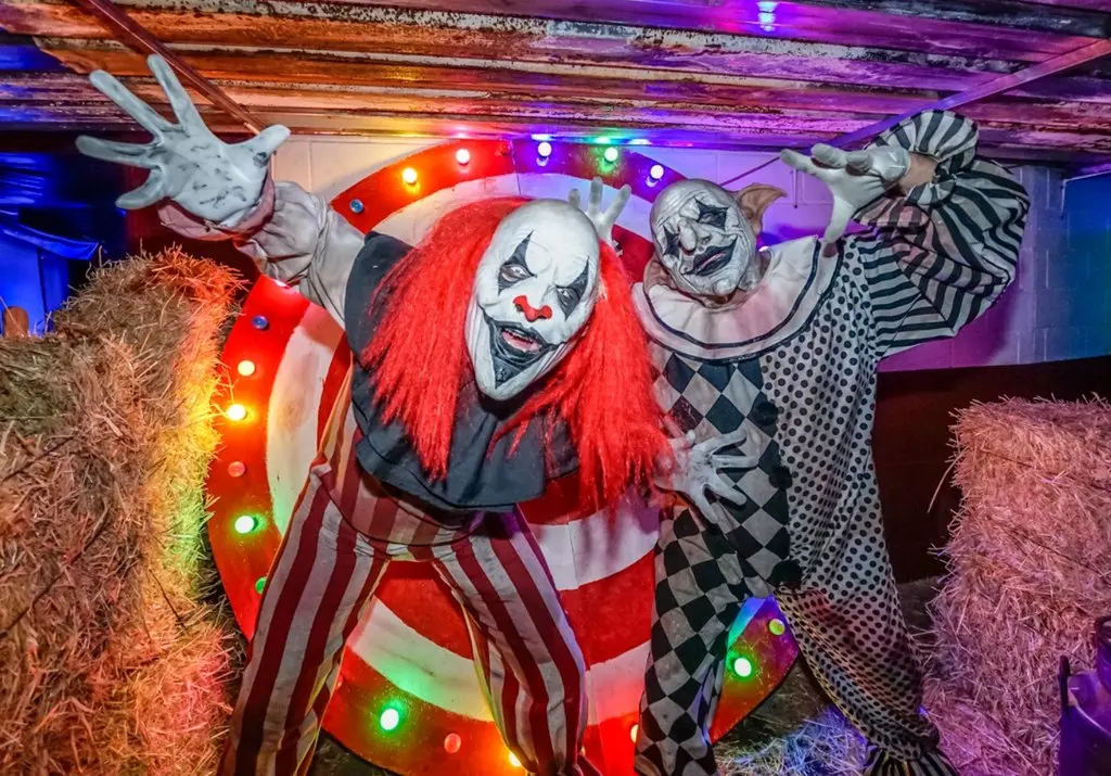 Actores en un pasaje del terror de Halloween en Torrejón de Ardoz, Madrid