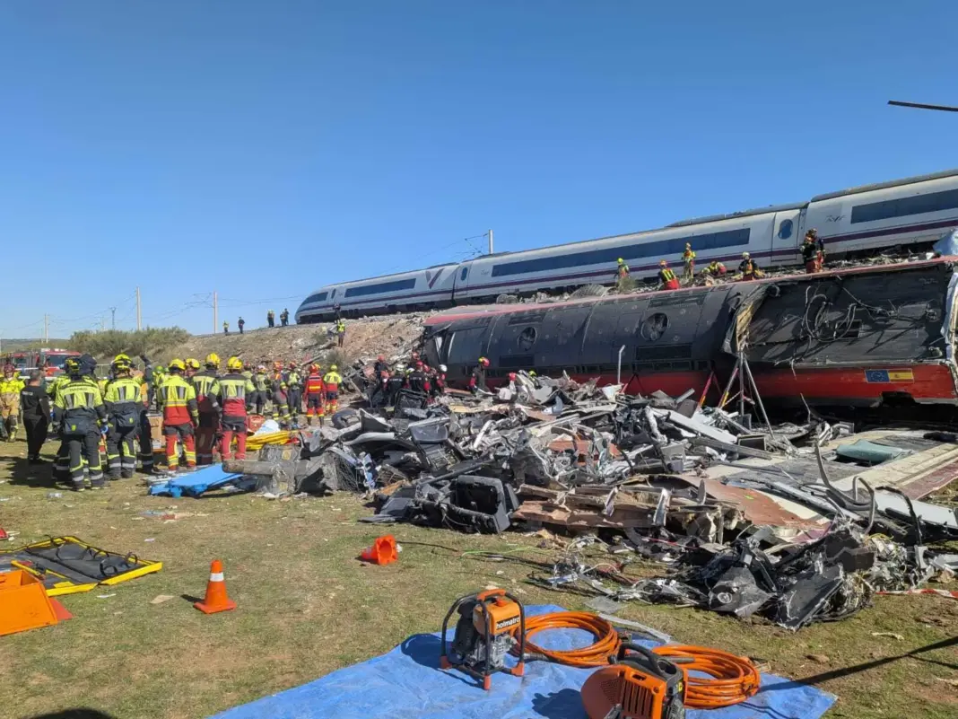 Agentes de la Unidad Militar de Emergencias (UME) trabajan en el lugar del accidente, a 28 de octubre de 2026, en Urda, Toledo Agentes de la Unidad Militar de Emergencias (UME) trabajan en el lugar del accidente, a 28 de octubre de 2026, en Urda, Toledo