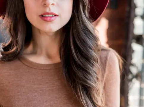 Cashmere brunette: el tono de pelo que ilumina el rostro este otoño y cómo pedirlo en la peluquería Cashmere brunette: el tono de pelo que ilumina el rostro este otoño y cómo pedirlo en la peluquería