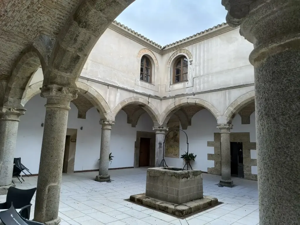Nace en Extremadura el Premio Hernán Cortés para reforzar los vínculos entre España e Hispanoamérica 3 Convento de la Luz. Claustro