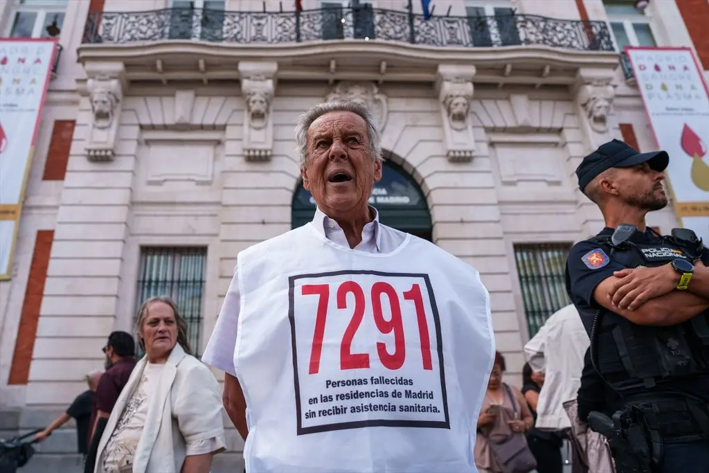 Decenas de personas con pancartas durante una manifestación bajo el lema ‘Gobierne quien gobierne, las pensiones públicas y los derechos se defienden’