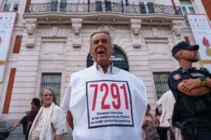 Decenas de personas con pancartas durante una manifestación bajo el lema ‘Gobierne quien gobierne, las pensiones públicas y los derechos se defienden’