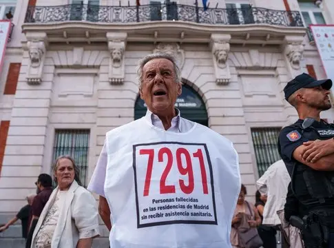 Decenas de personas con pancartas durante una manifestación bajo el lema ‘Gobierne quien gobierne, las pensiones públicas y los derechos se defienden’ Decenas de personas con pancartas durante una manifestación bajo el lema ‘Gobierne quien gobierne, las pensiones públicas y los derechos se defienden’