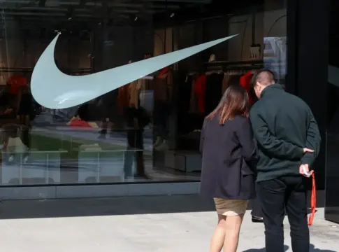 Dos personas frente al escaparate de una tiende de Nike, a 26 de marzo de 2025, en Madrid Dos personas frente al escaparate de una tiende de Nike, a 26 de marzo de 2025, en Madrid