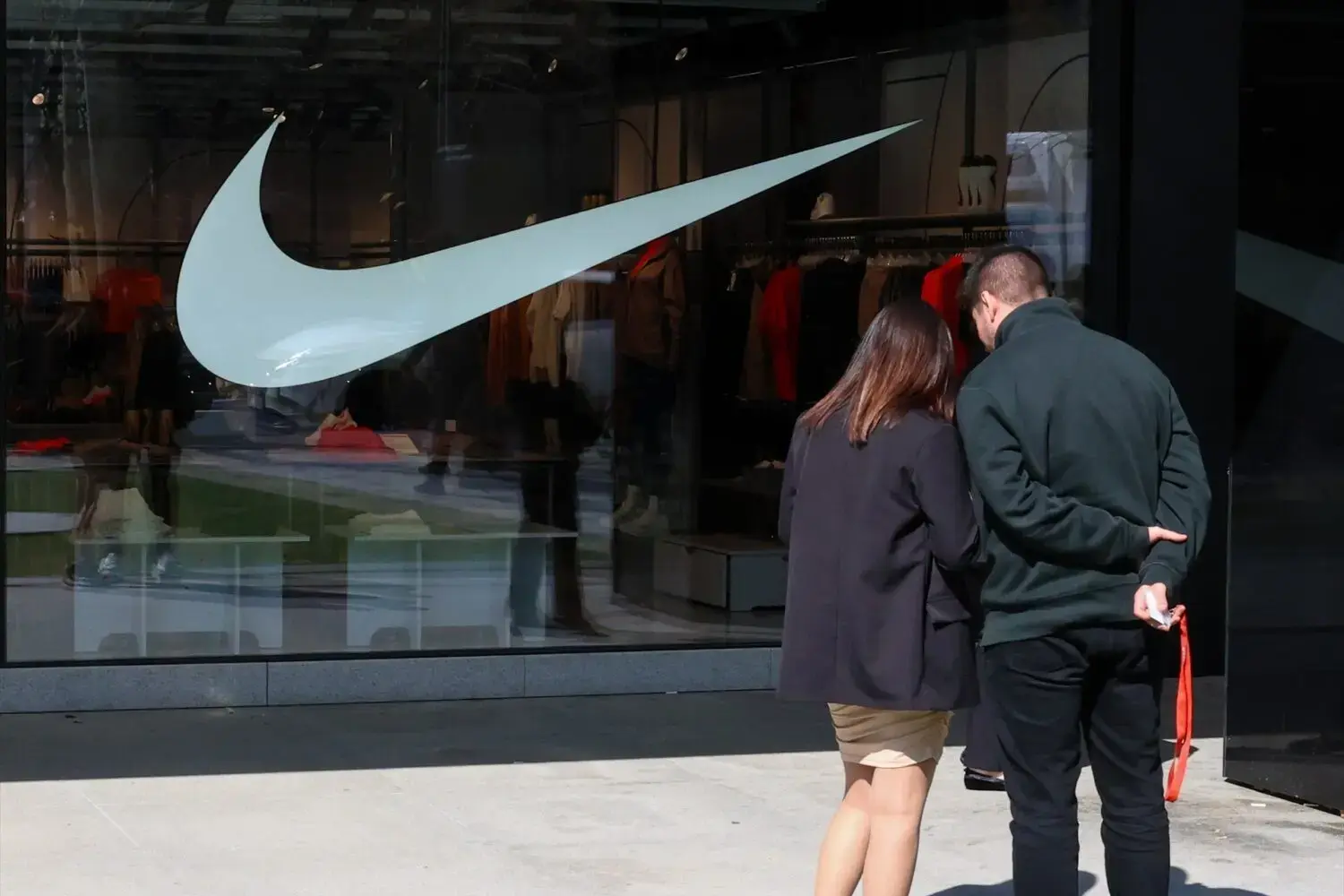 Dos personas frente al escaparate de una tiende de Nike, a 26 de marzo de 2025, en Madrid Dos personas frente al escaparate de una tiende de Nike, a 26 de marzo de 2025, en Madrid