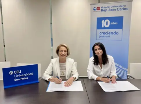 El Hospital Universitario Rey Juan Carlos y la Universidad CEU San Pablo Rosa Mª Visiedo y Marta del Olmo en el momento de la firma del convenio