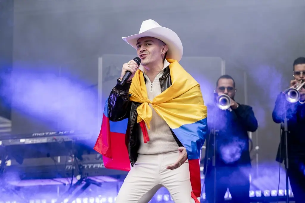 La Comunidad de Madrid emplea casi medio millón de euros en Sebastián Yatra en un Día de la Hispanidad que sigue reduciendo gasto 2 El cantante Manuel Turizo durante un concierto por el Día de la Hispanidad, en la Puerta de Alcalá