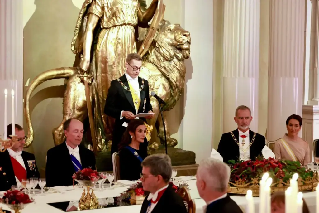 ¿Se estaba burlando de él? La prensa pilla a Letizia haciendo un curioso gesto mientras Felipe VI habla finlandés 2 El elegante estilismo de Doña Letizia en Finlandia
