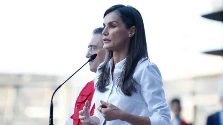 El estricto protocolo que los amigos de la reina Letizia deben seguir para hablar con ella